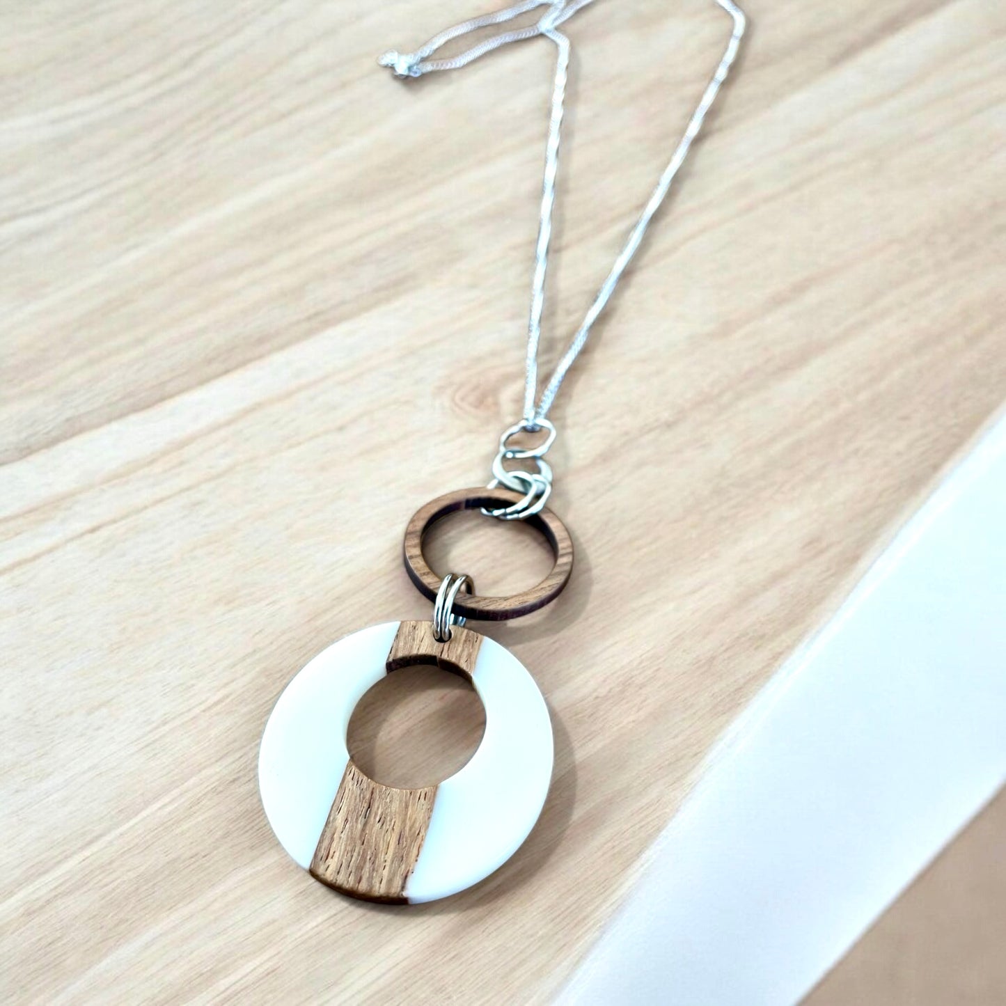 Collier bois et résine blanche