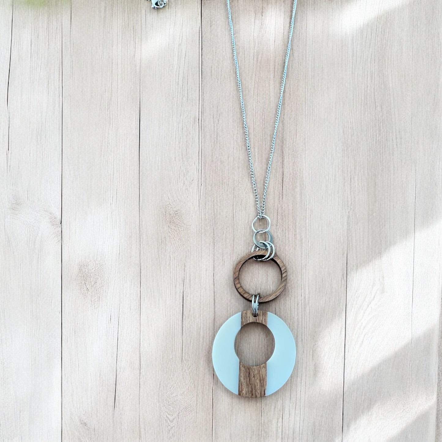 Collier bois et résine blanche