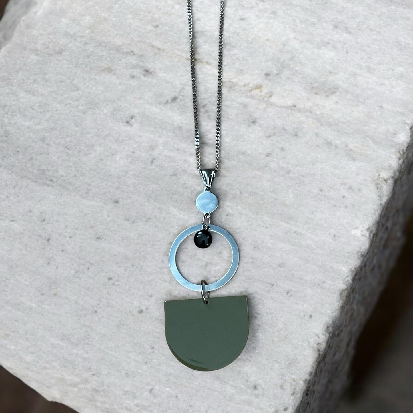 Collier kaki