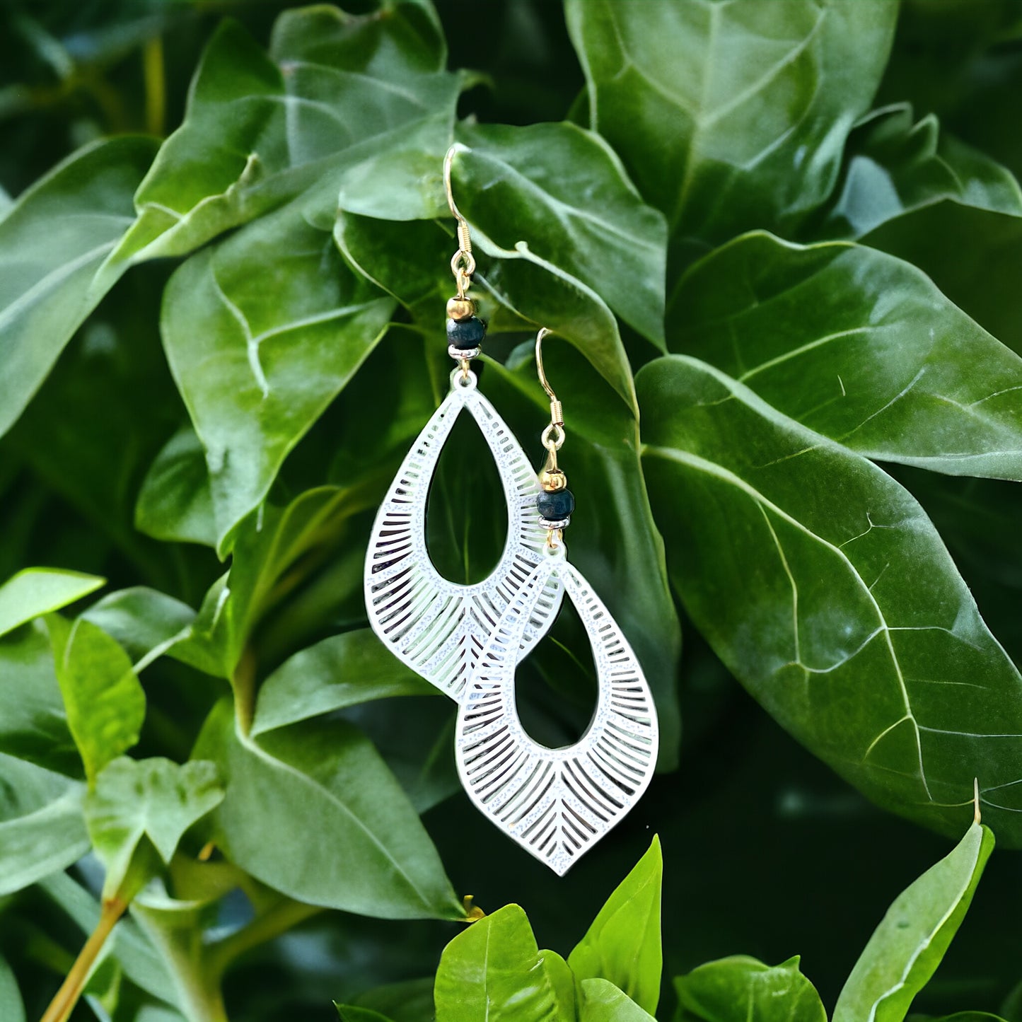 Boucles filigranes blanches
