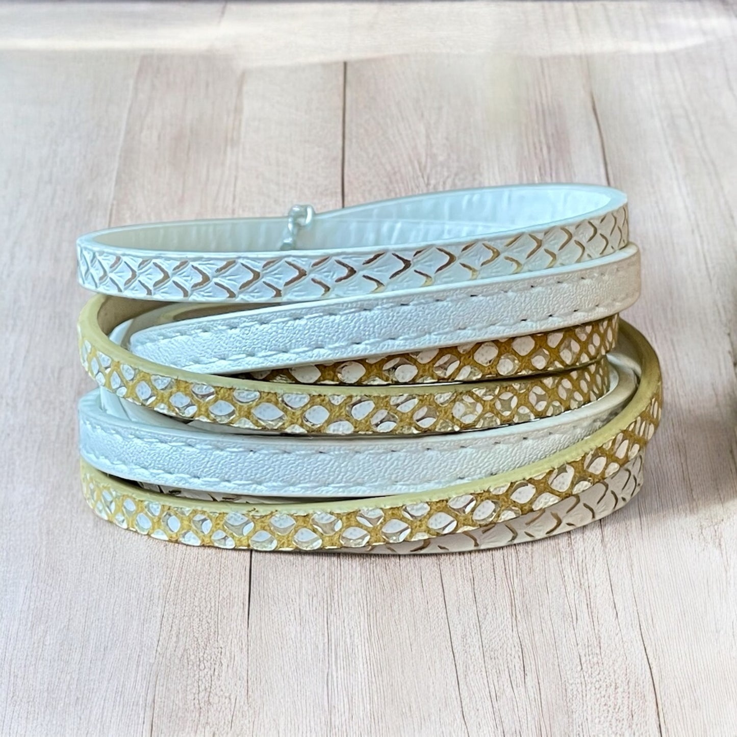 Bracelet de cuir blanc et jaune-ocre