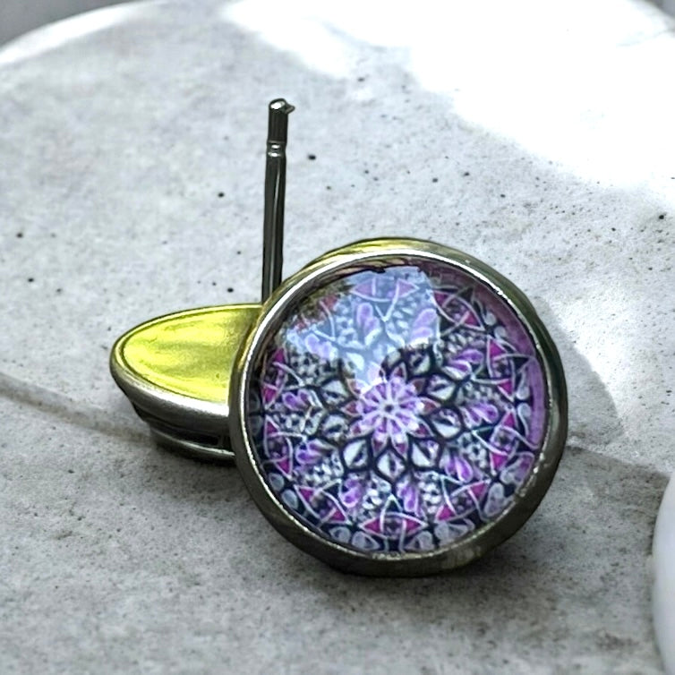 Clous d’oreilles mauves