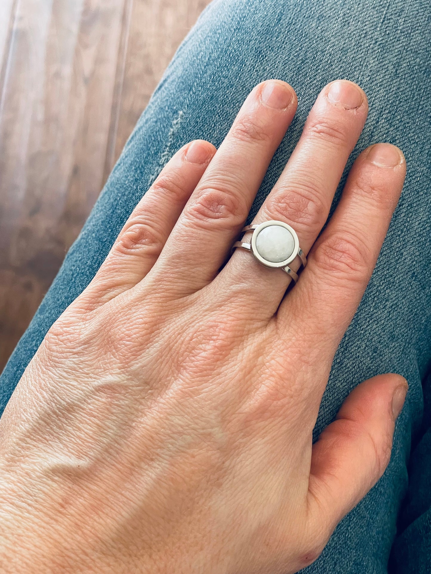 Bague cabochon pierre blanche