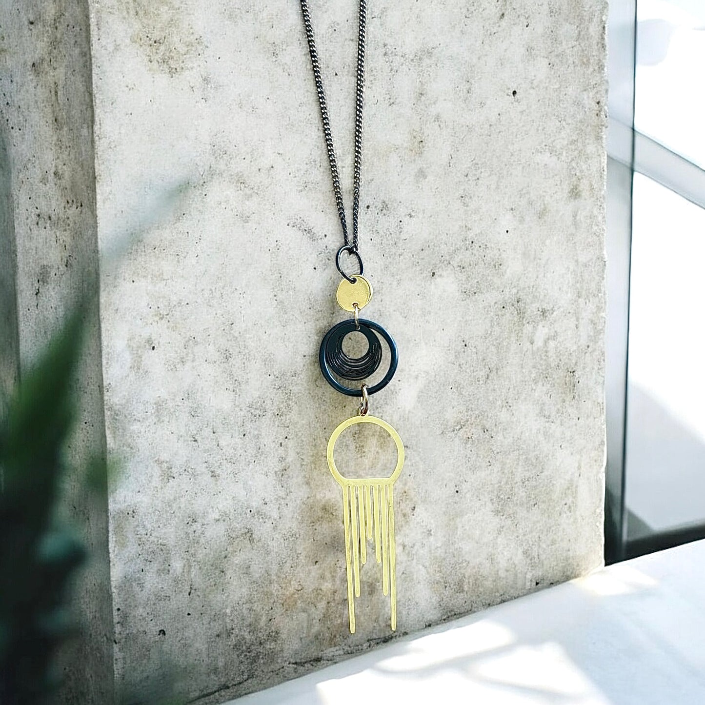 Le superbe collier noir et or