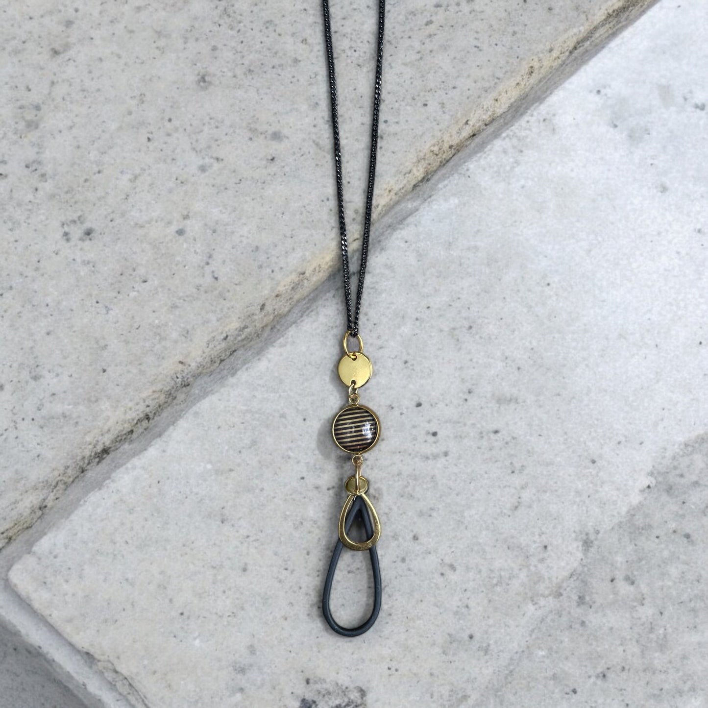 Collier long goutte et rayures