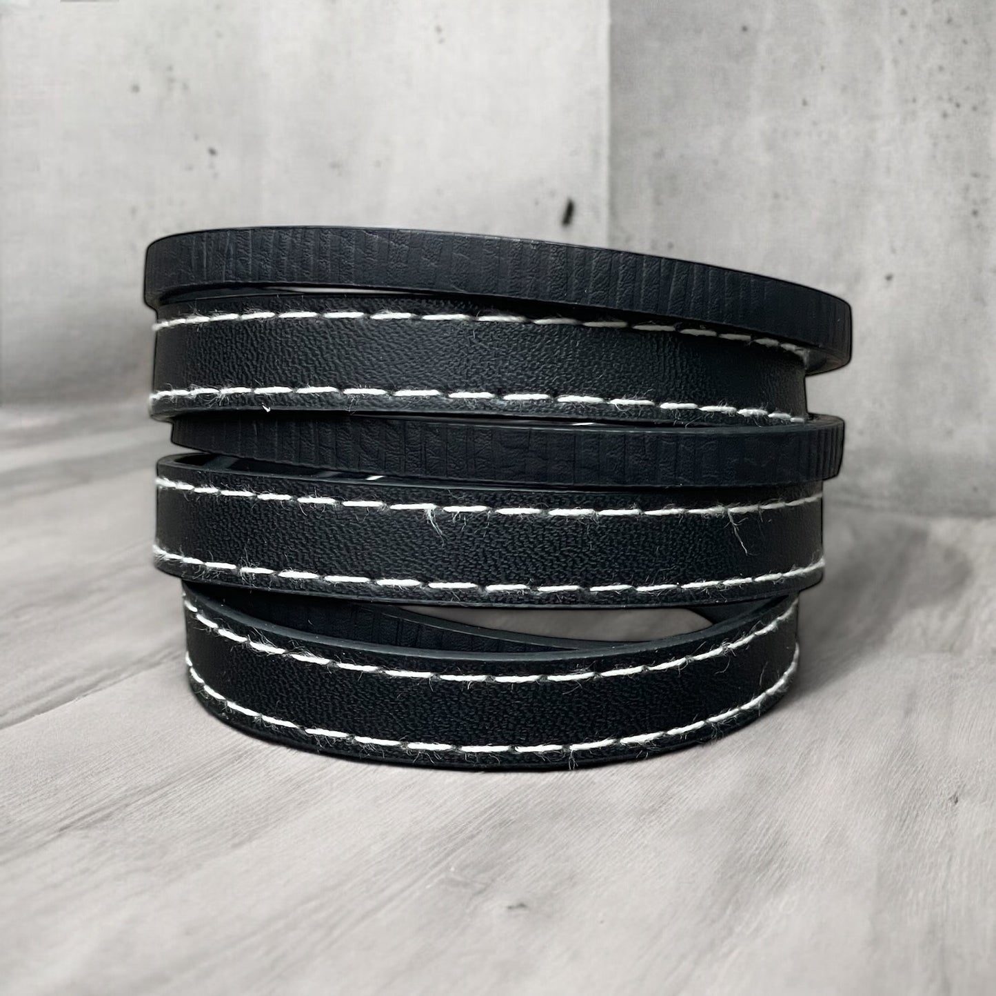 Bracelet de cuir noir et blanc