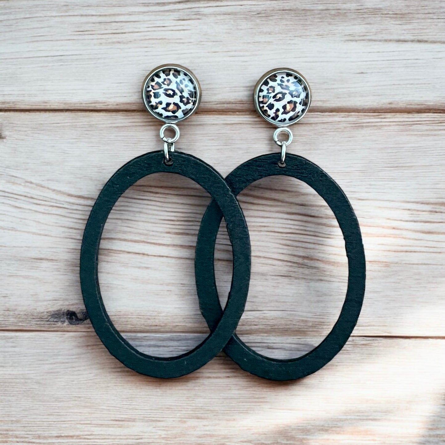 Boucles léopard et anneaux de bois