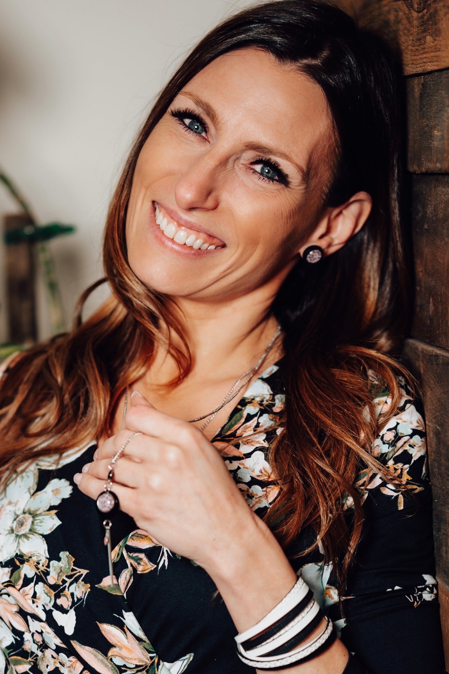 Clous d’oreilles bois et cabochons fleuris