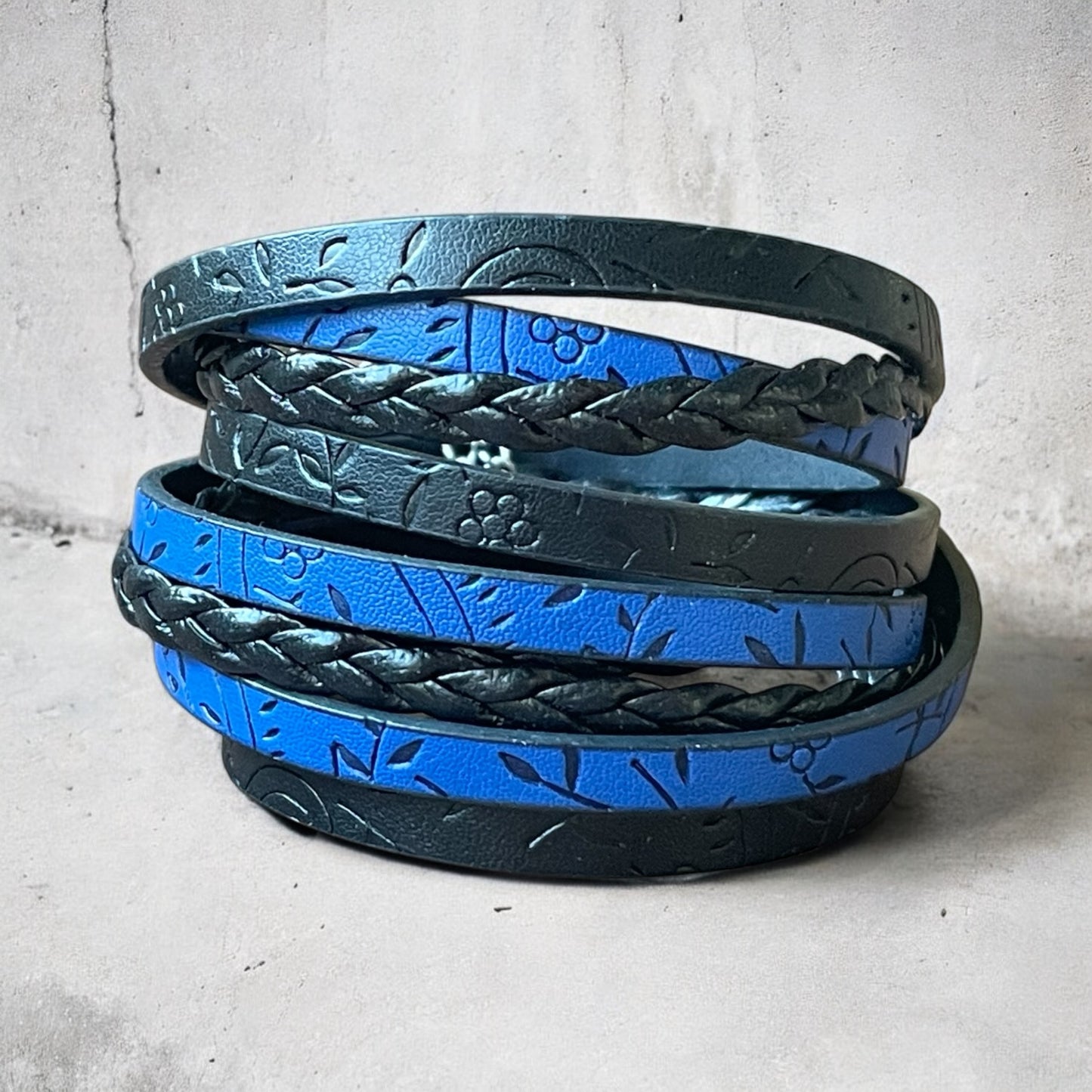 Bracelet de cuir noir et bleu