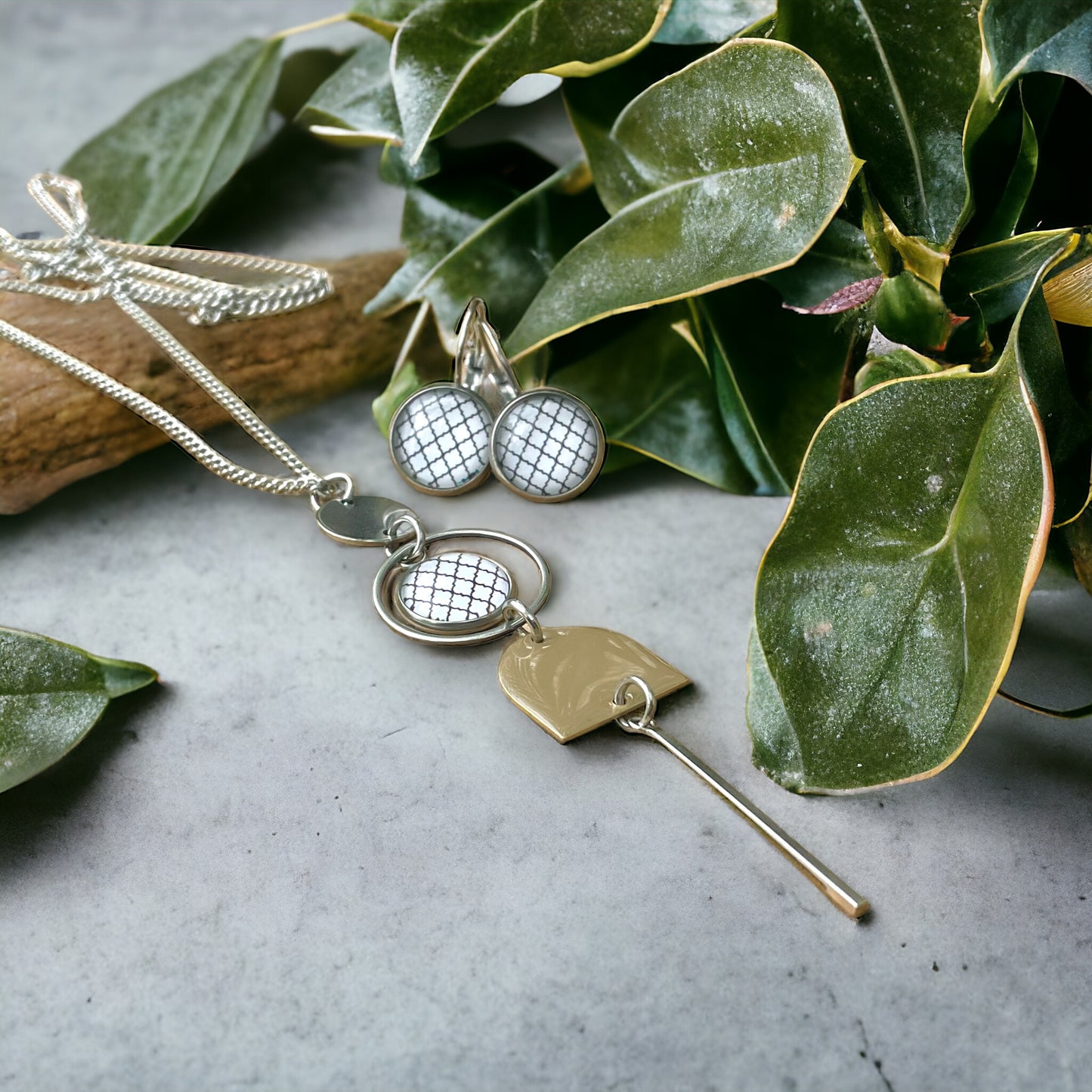 Collier beige et blanc