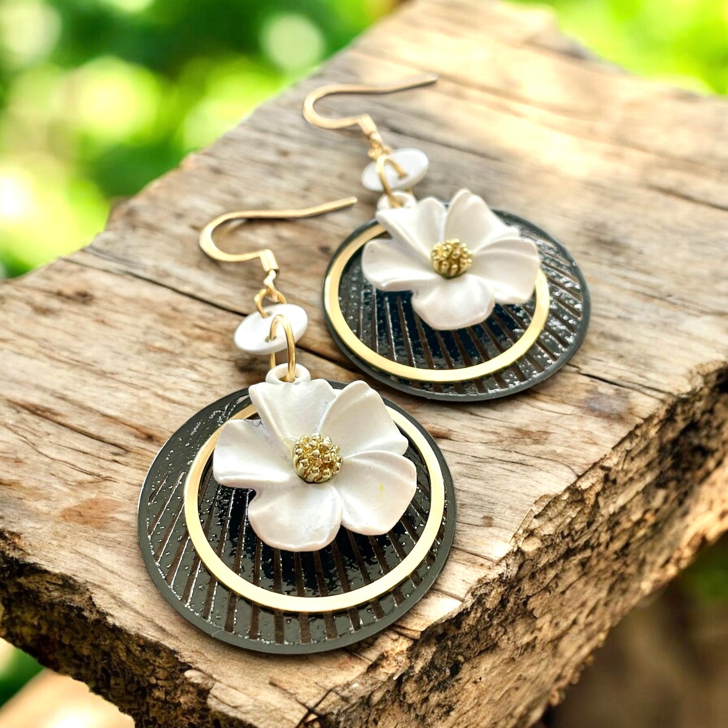 Boucles fleurs blanches et noir