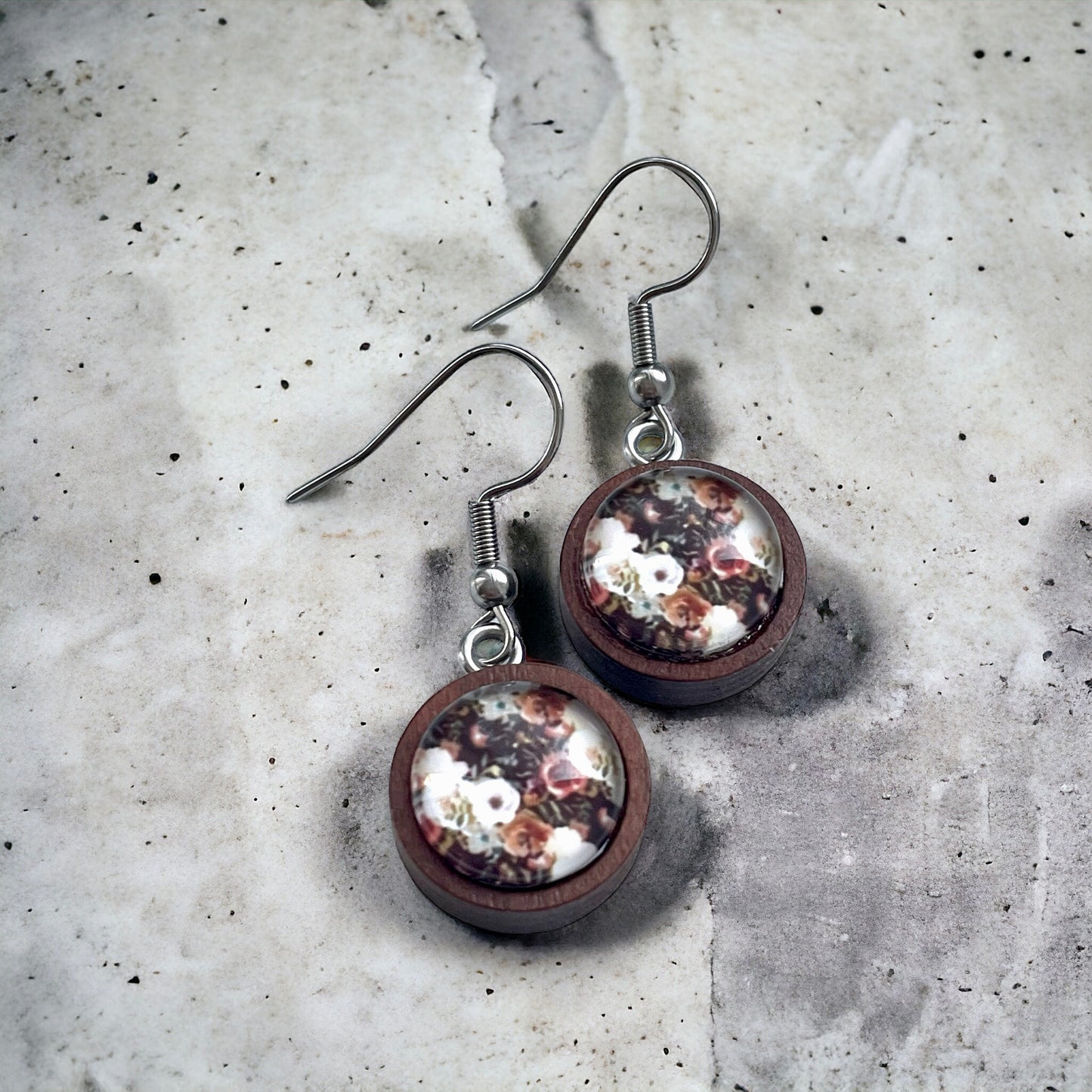 Boucles fleuries sur bois