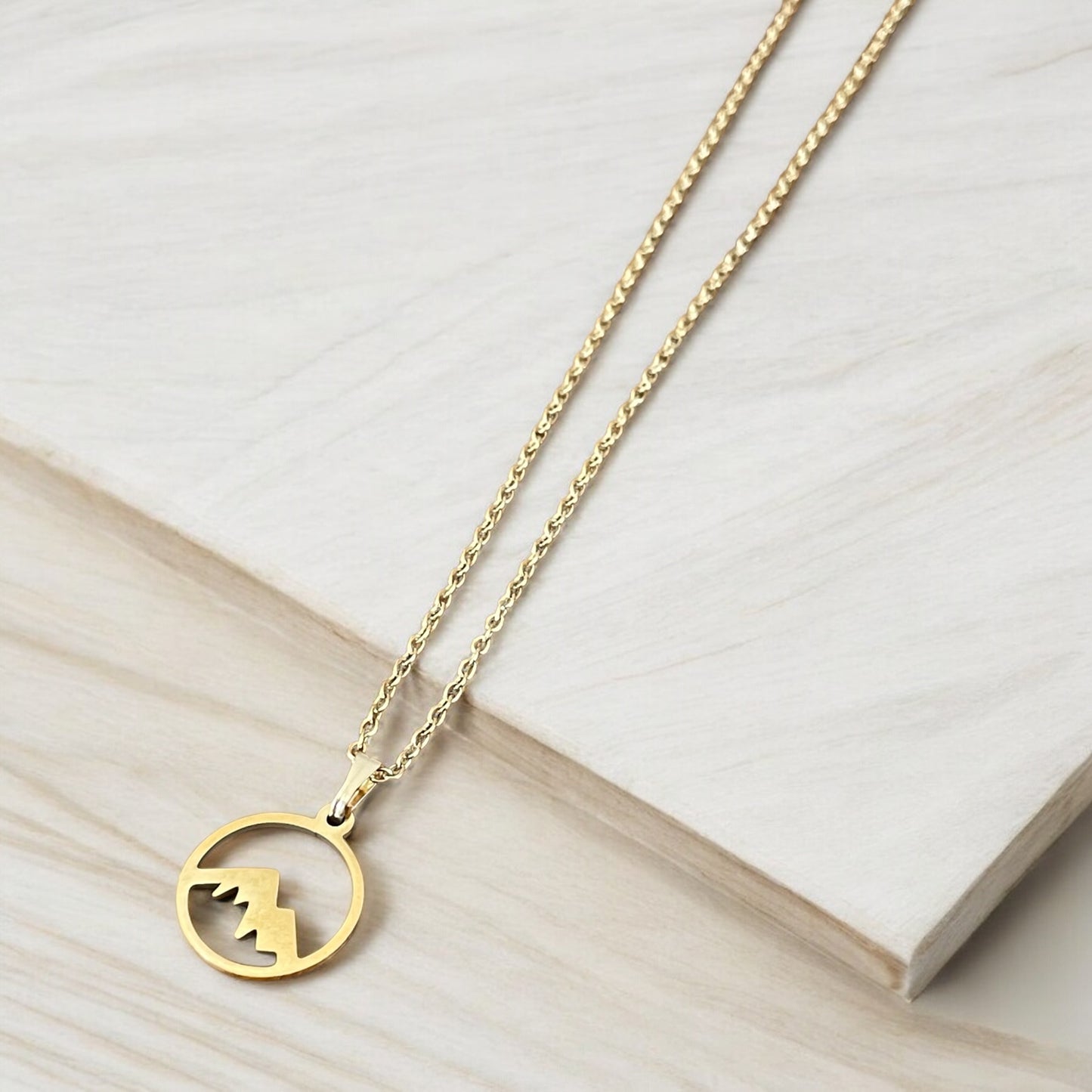 Chaîne avec pendentif montagne