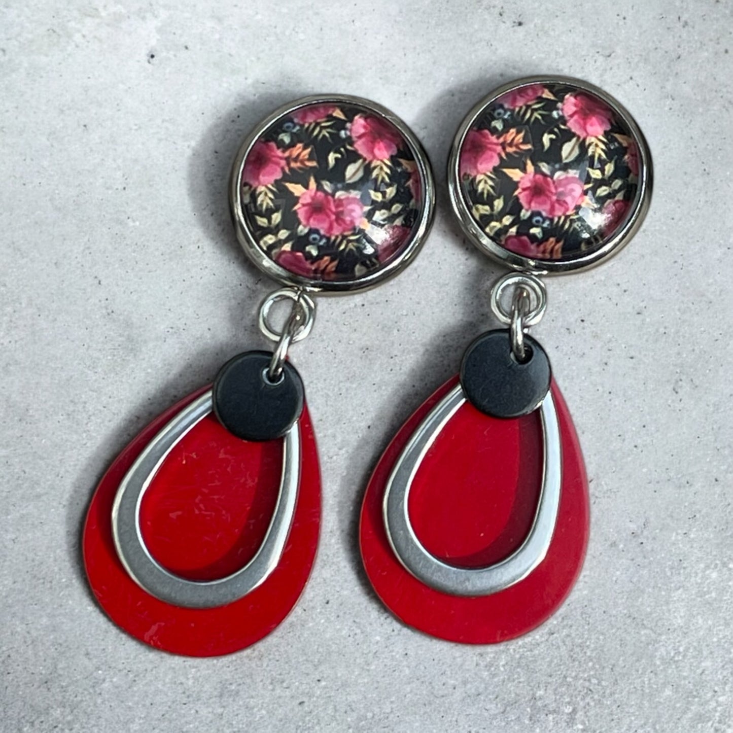 Boucles gouttes et fleurs rouges