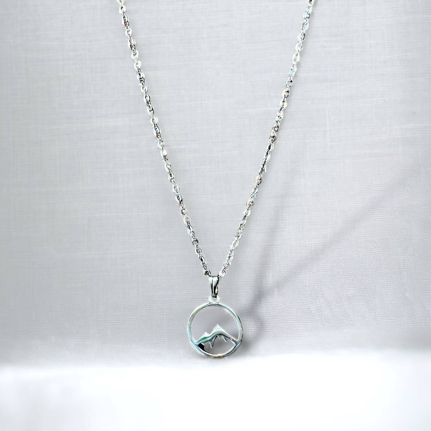 Chaîne avec pendentif montagne