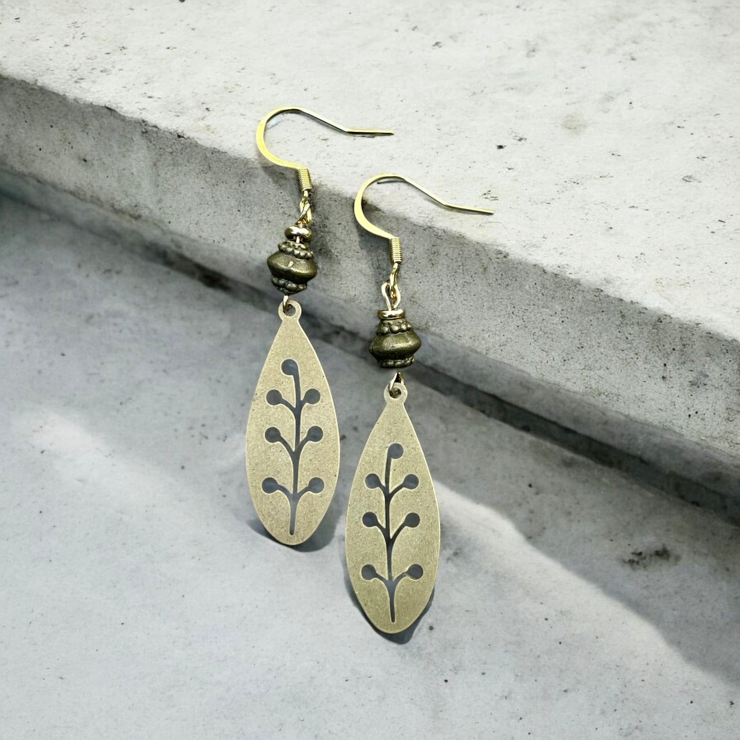 Boucles gouttes et feuillage