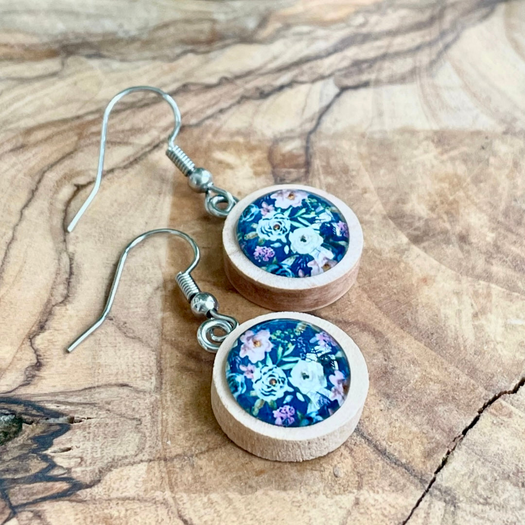 Boucles fleuries sur bois