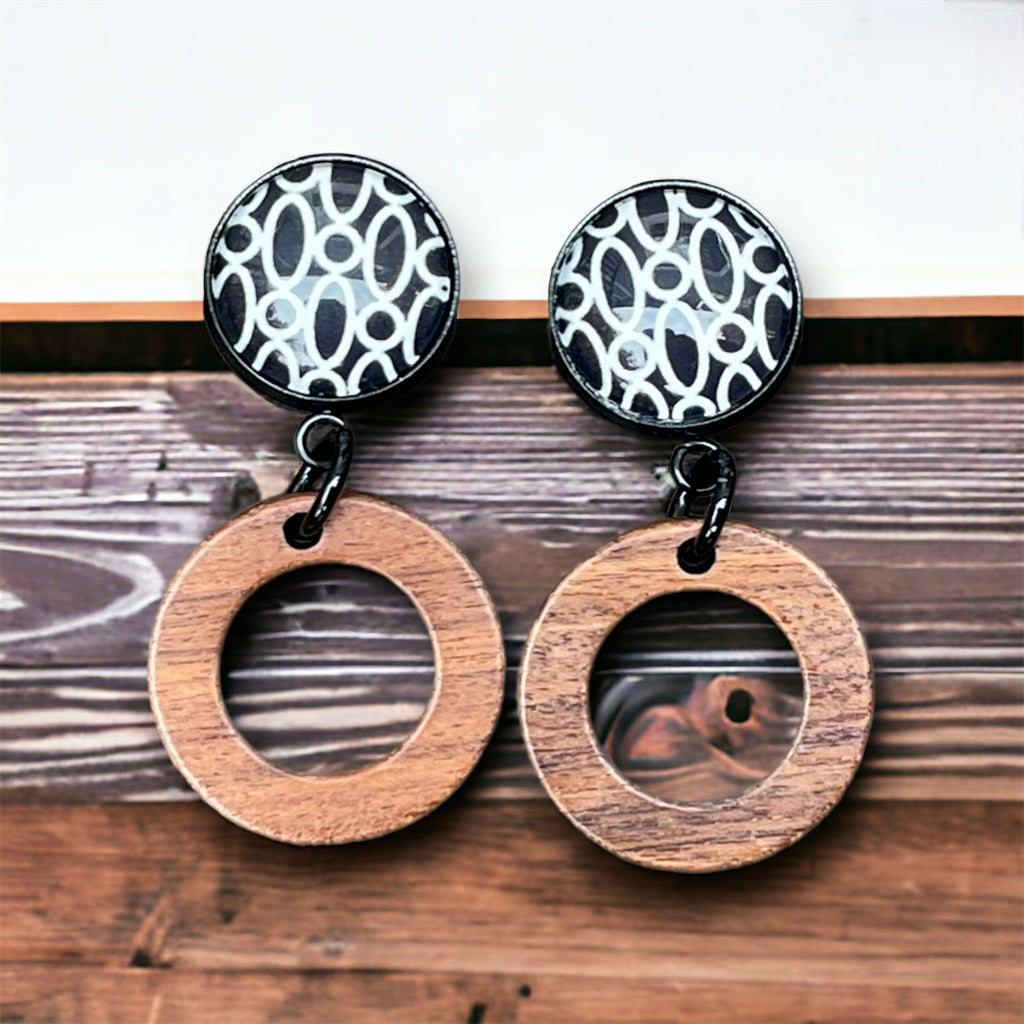Clous d’oreilles noir et blanc et anneaux de bois