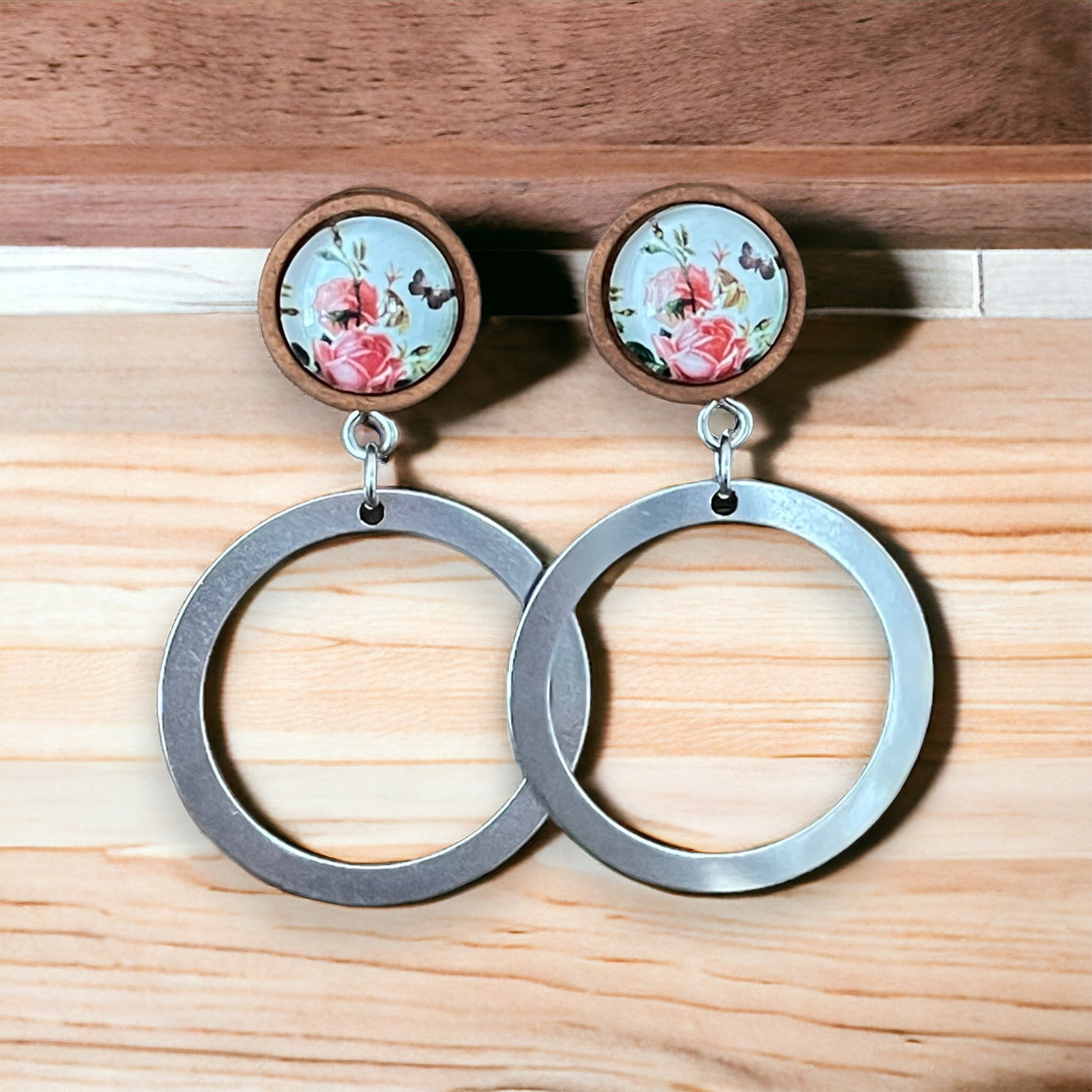 Anneaux avec cabochons fleuris sur base de bois