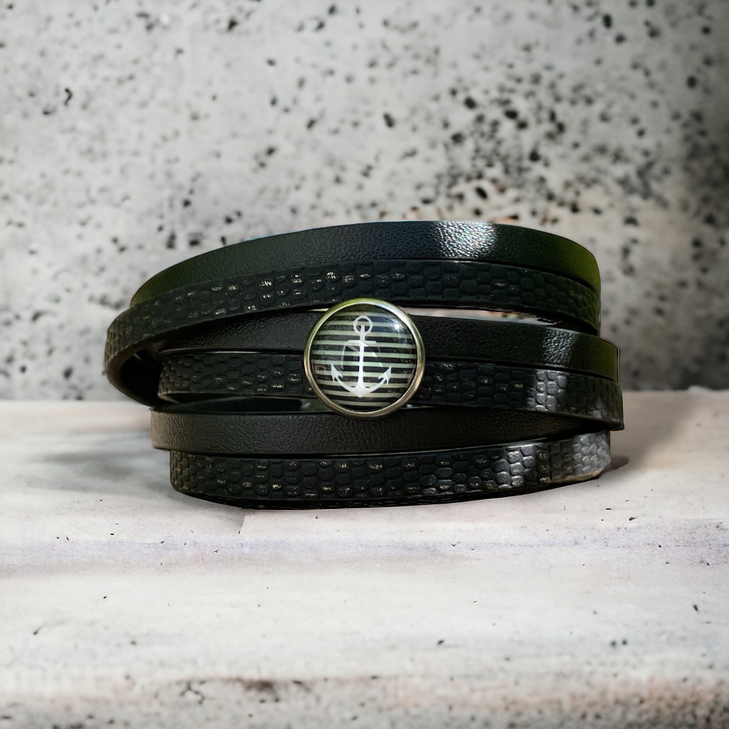 Wrap bracelet en cuir noir et ancre