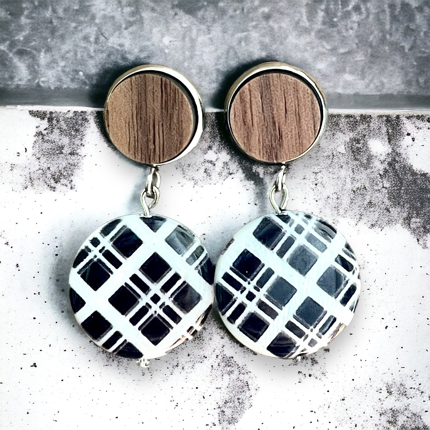 Boucles d’oreilles bois et nacre carreauté