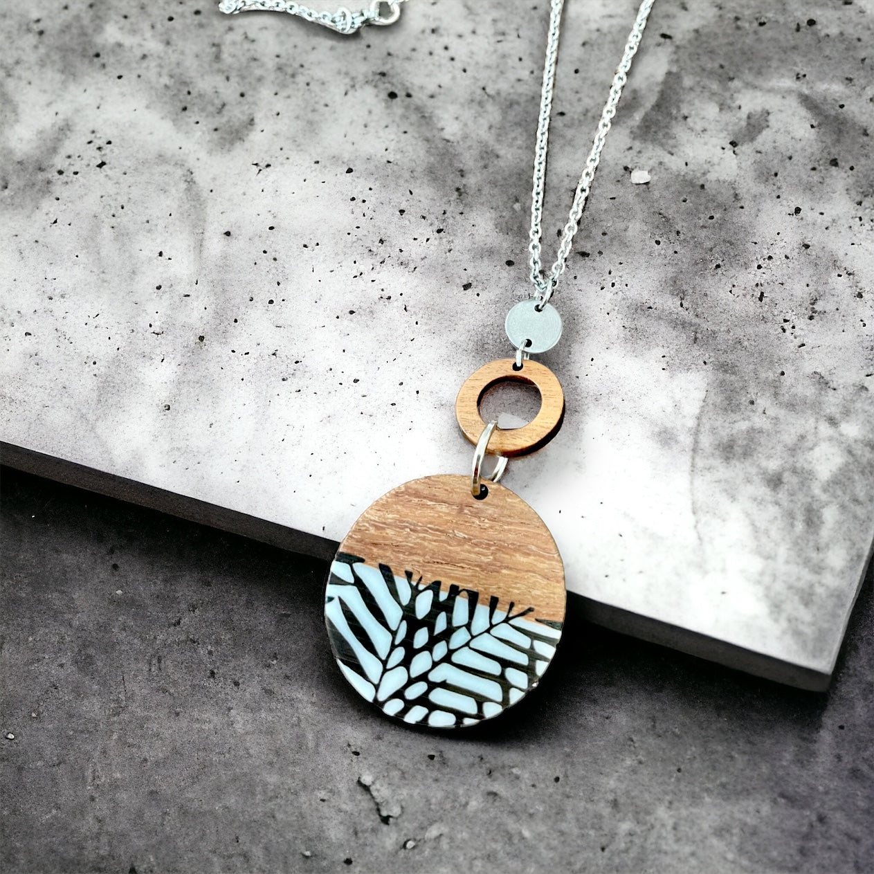 Collier bois et feuillage