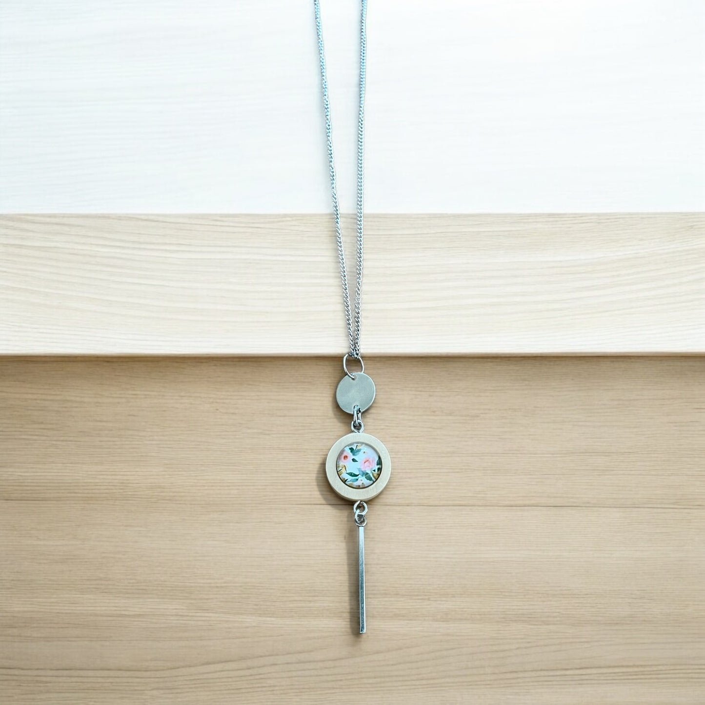 Collier long fleurs sur bois