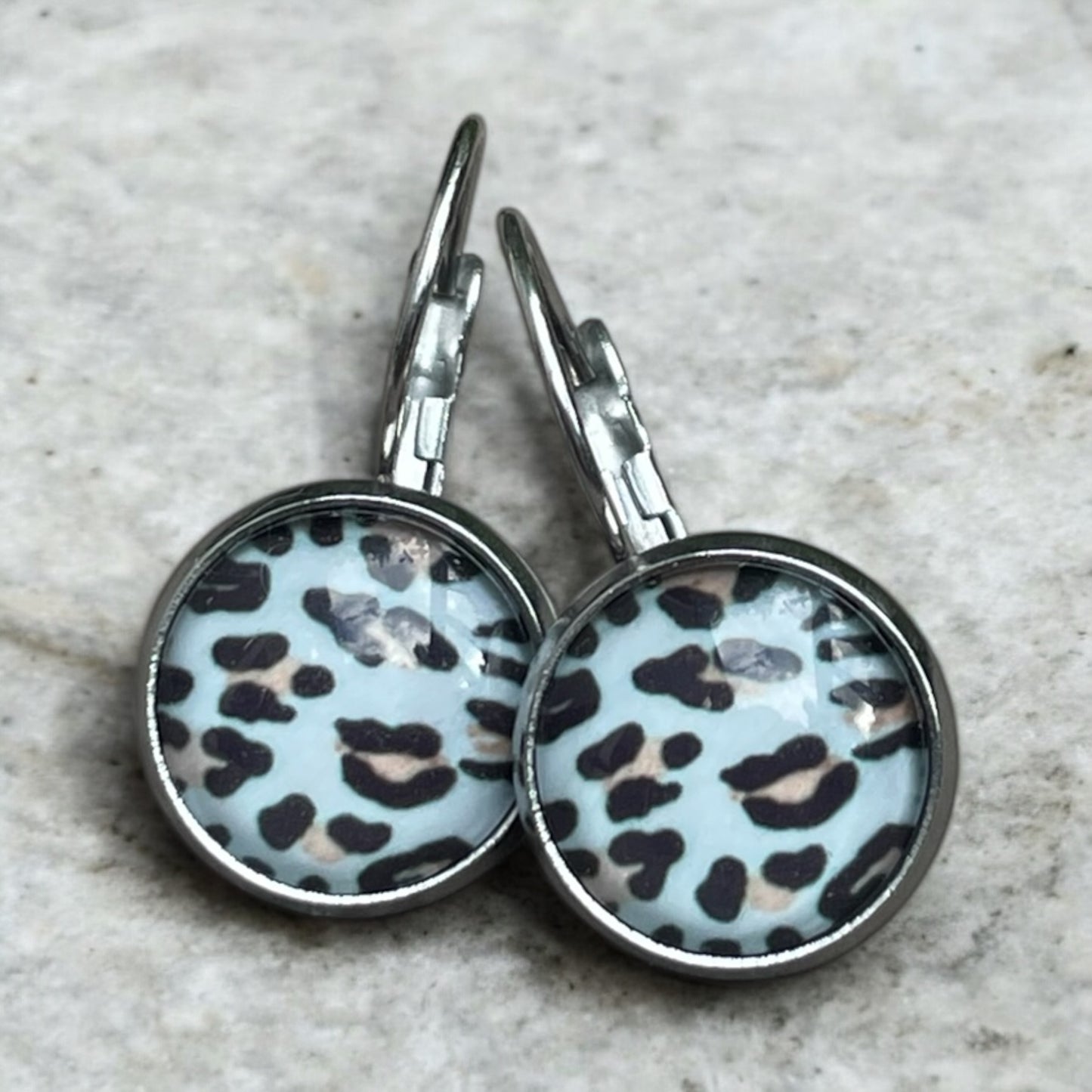 Boucles d’oreilles léopard grises
