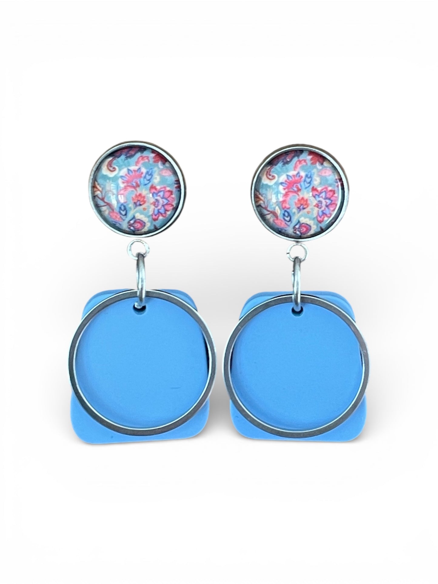 Boucles bleues et fleurs