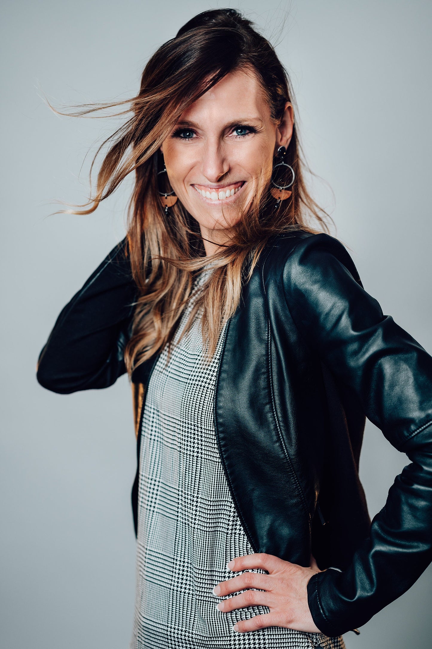 Longues boucles cabochons, anneaux et bois