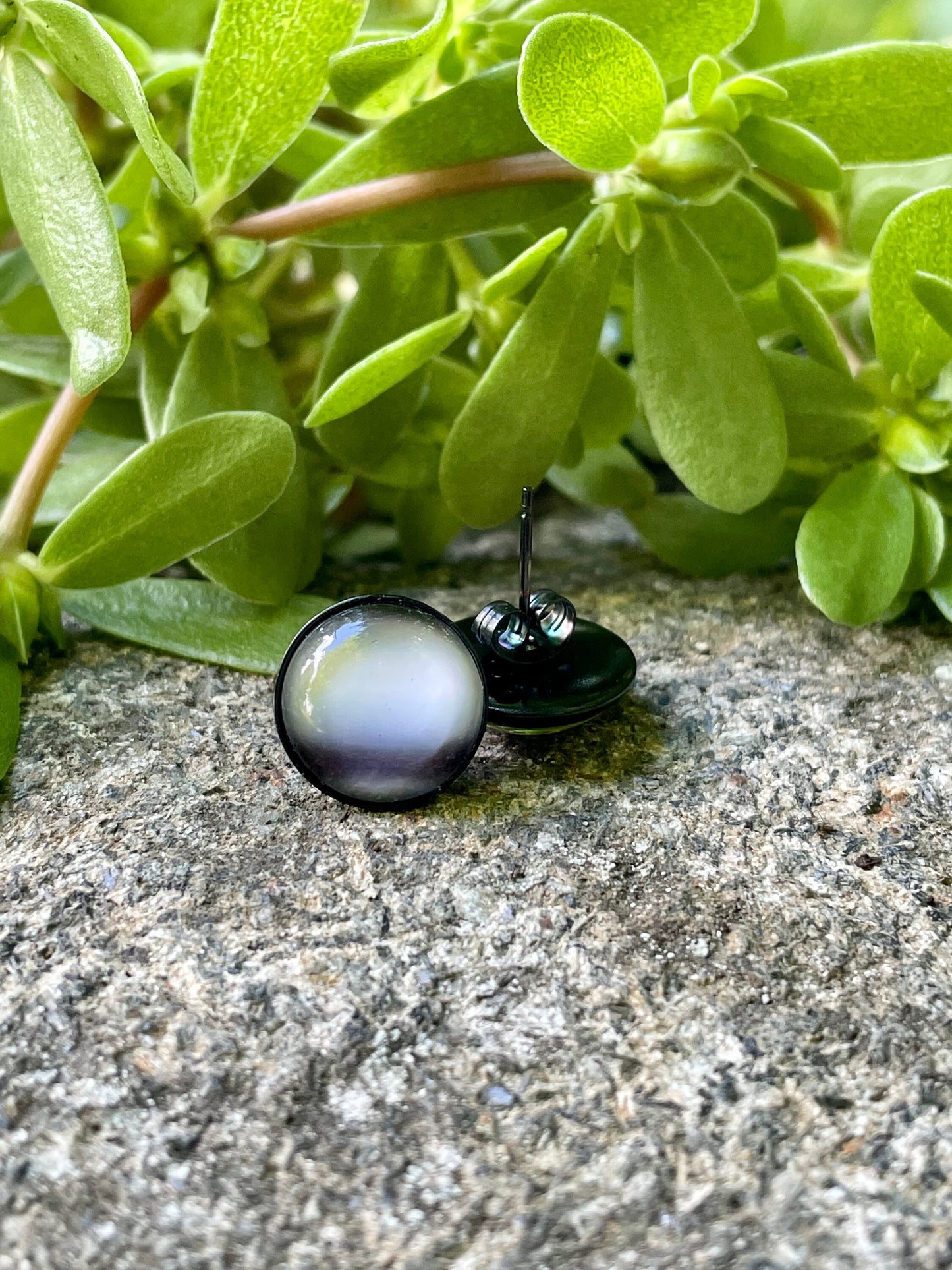 Clous d’oreilles black and white