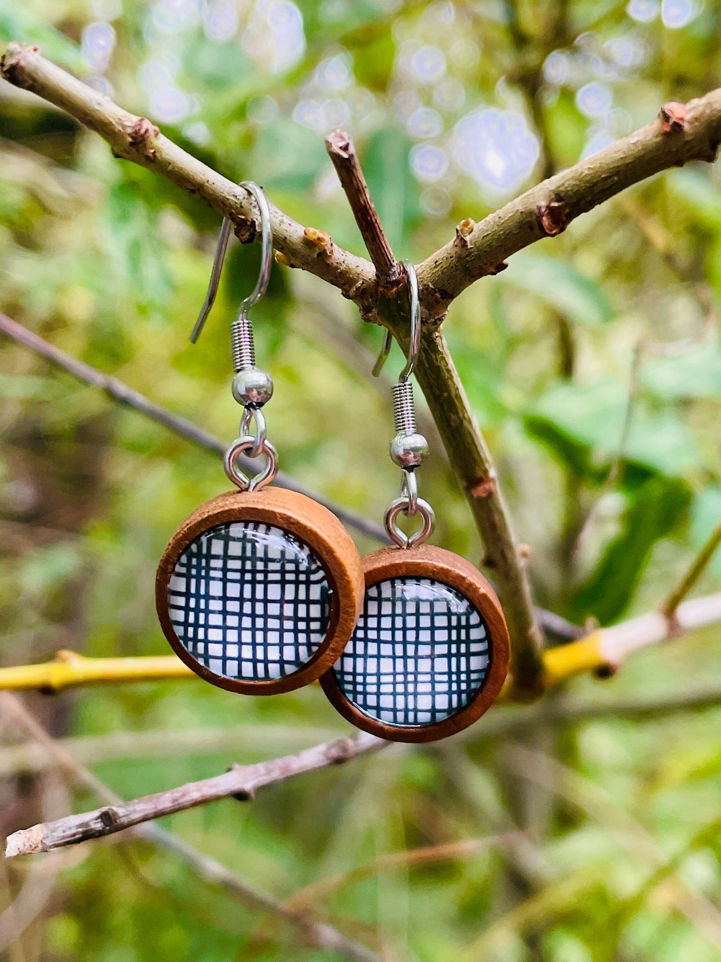 Boucles d’oreilles cabochons quadrillés sur bois