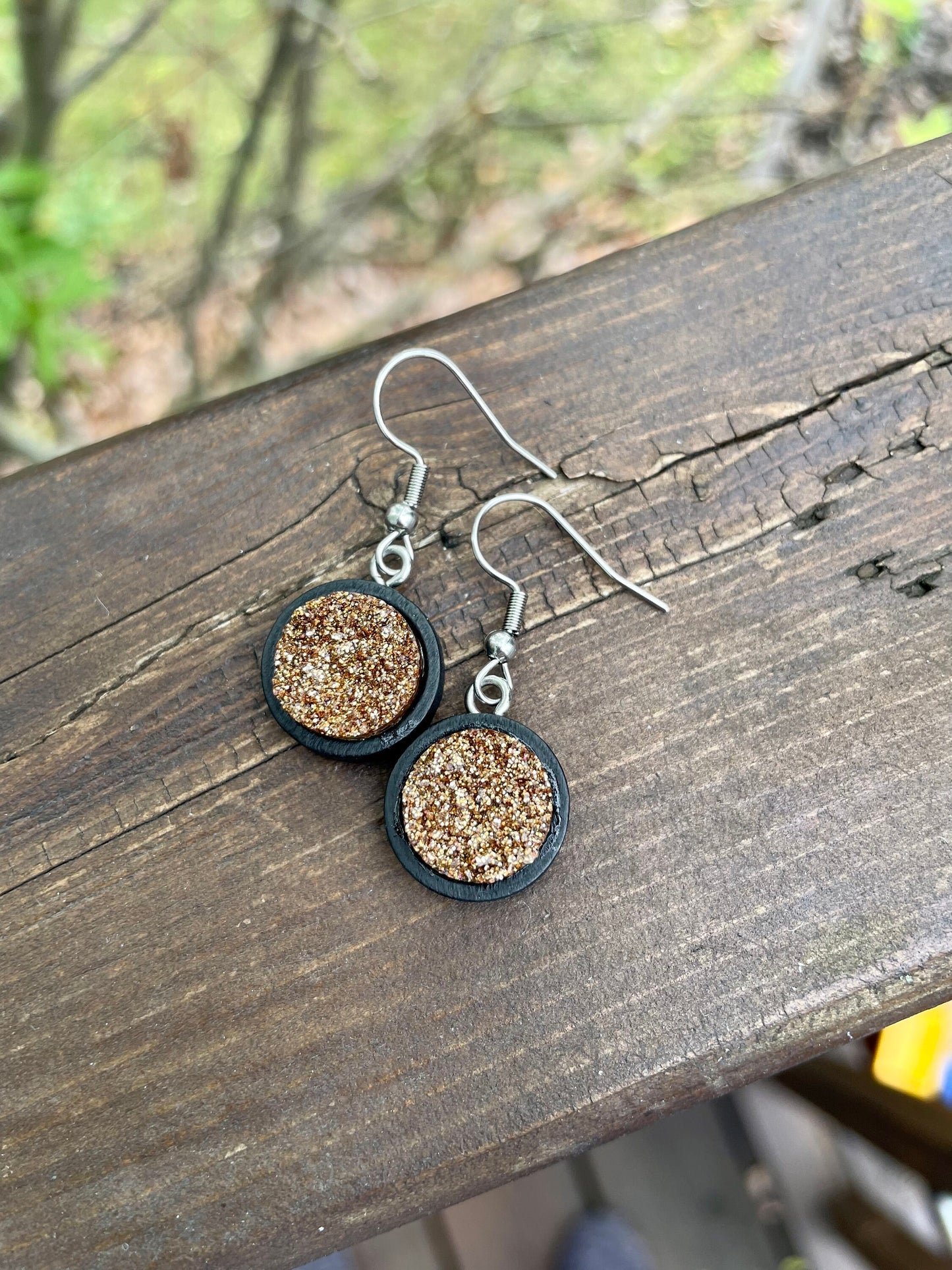 Boucles bois et résine pailletée