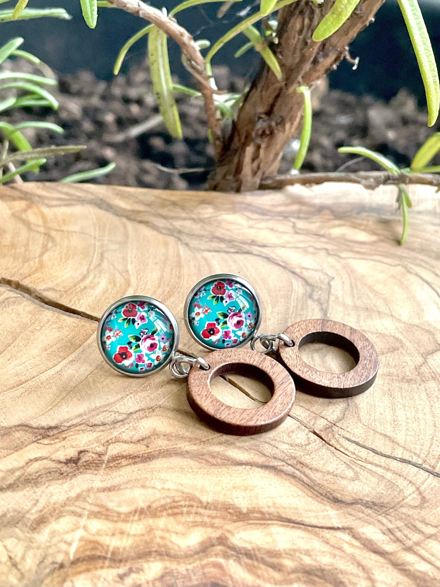 Clous d’oreilles turquoises et anneaux bois