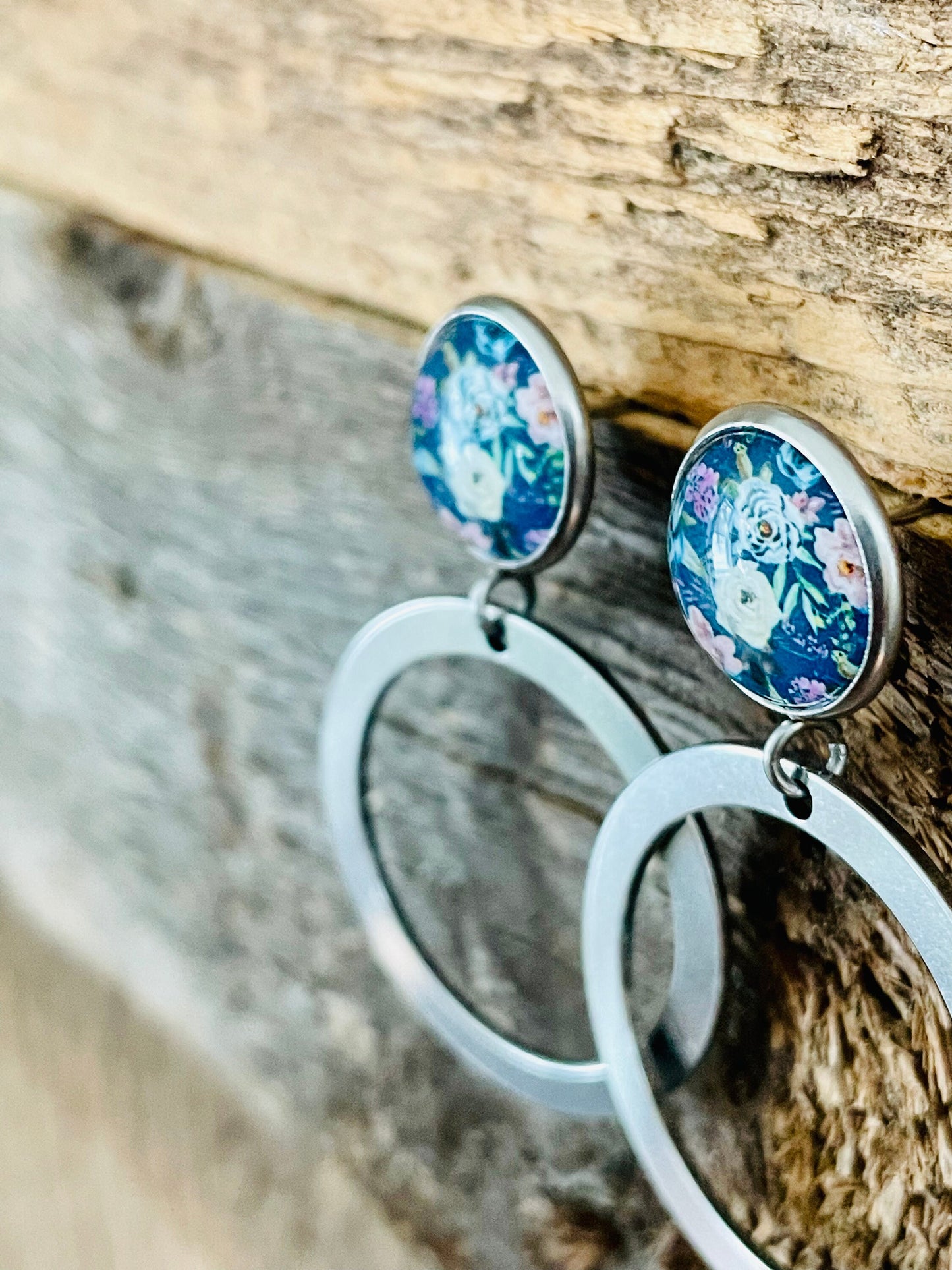 Anneaux et cabochons fleuris