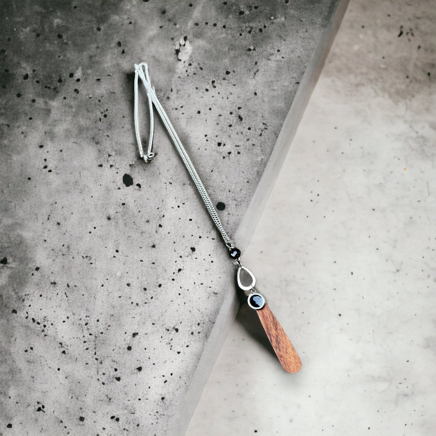 Collier long goutte de bois
