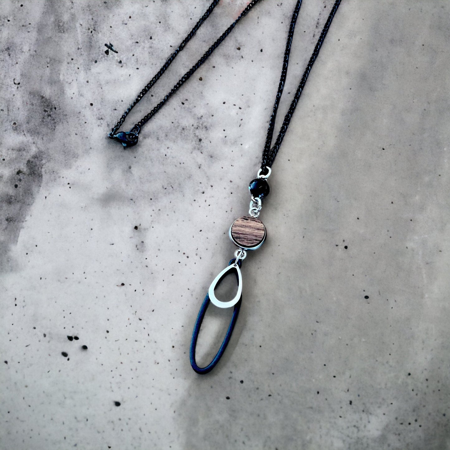 Collier long goutte noir et bois