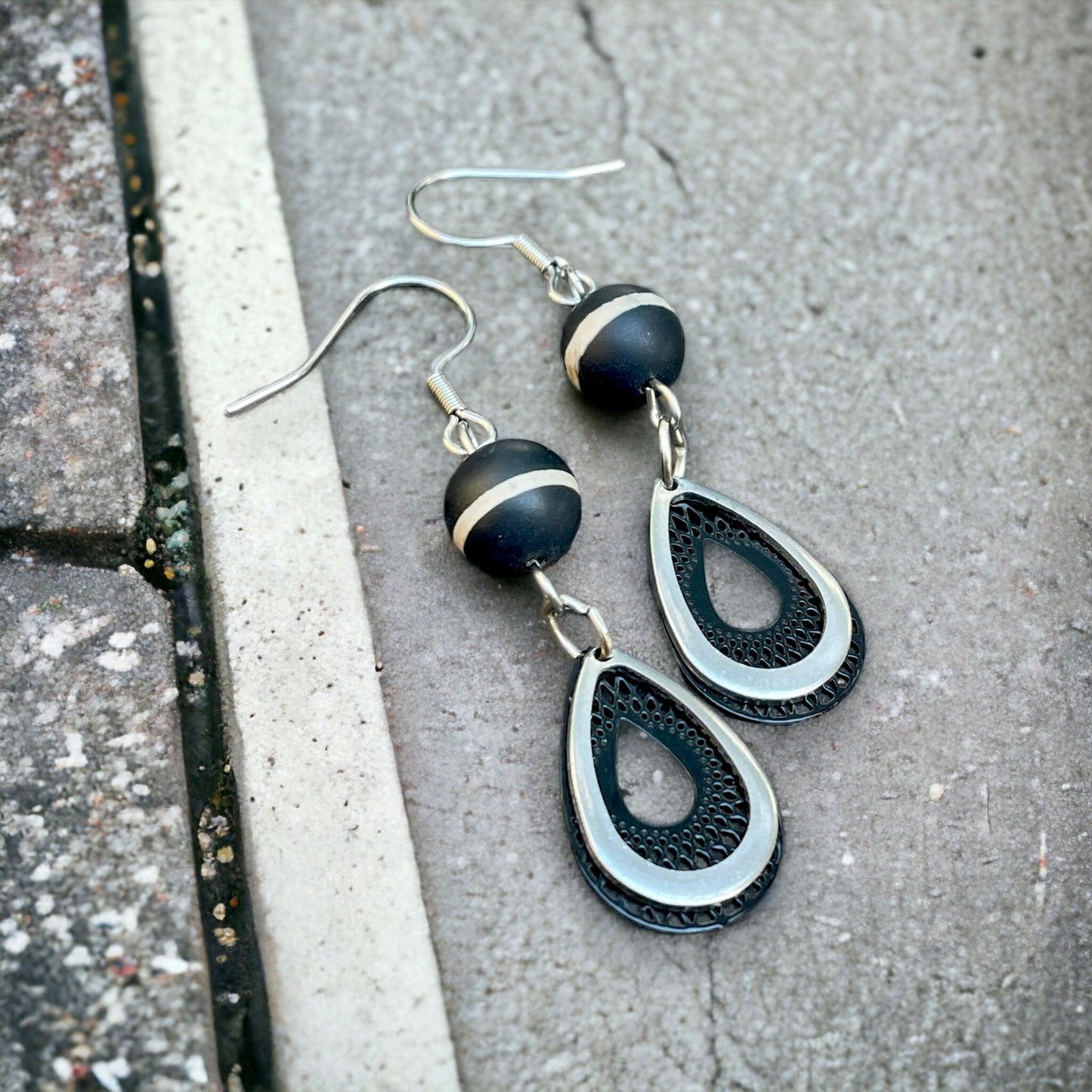 Boucles petites gouttes et pierres