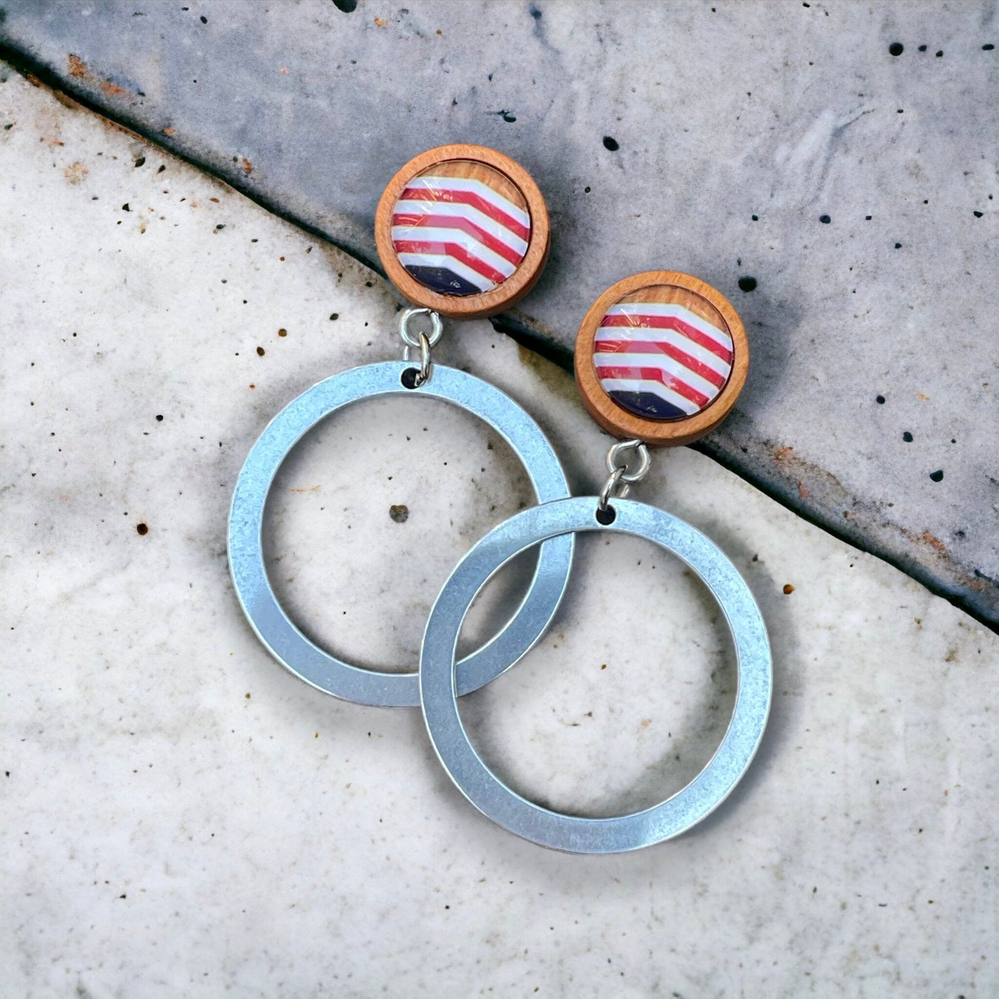 Boucles d’oreilles anneaux et cabochons sur bois