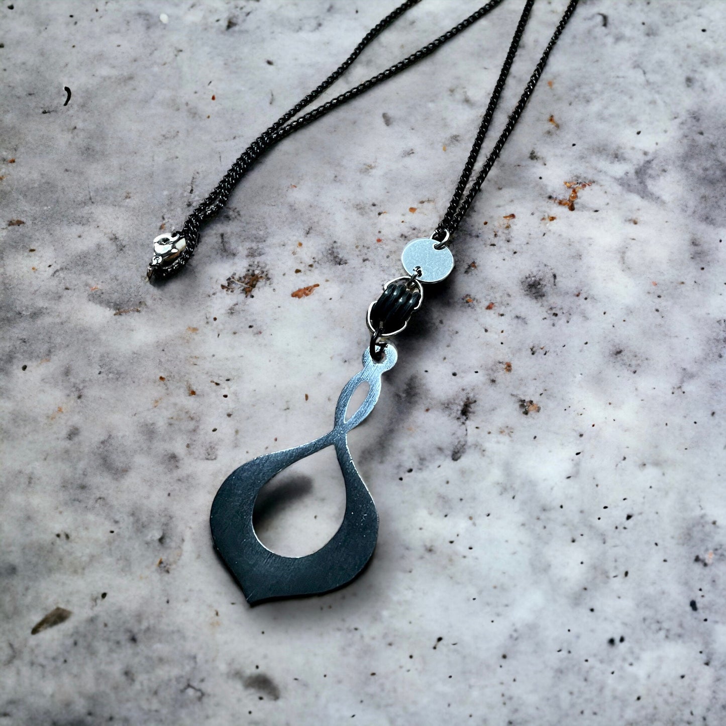 Collier long goutte noire