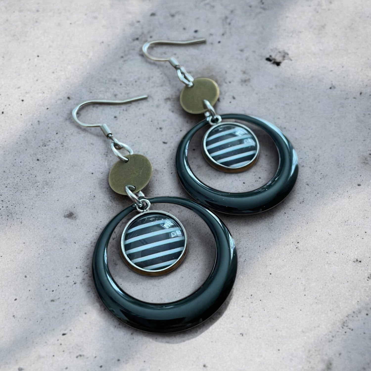 Boucles pendantes avec cabochons