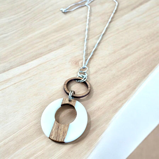 Collier bois et résine blanche