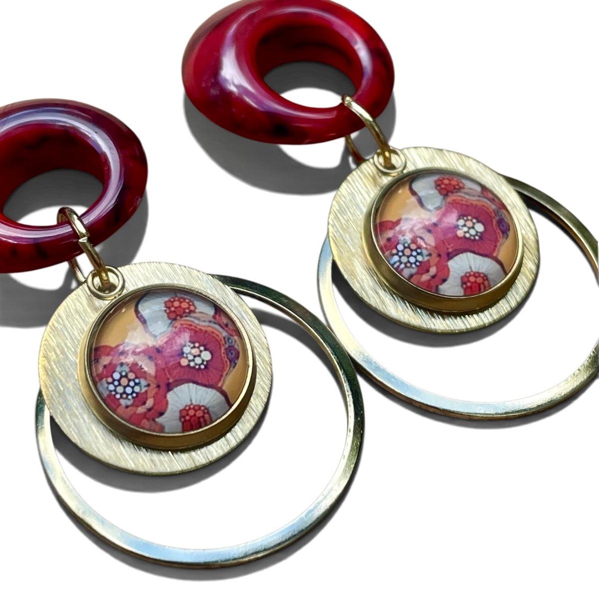 La boucle clous d’oreilles rouges