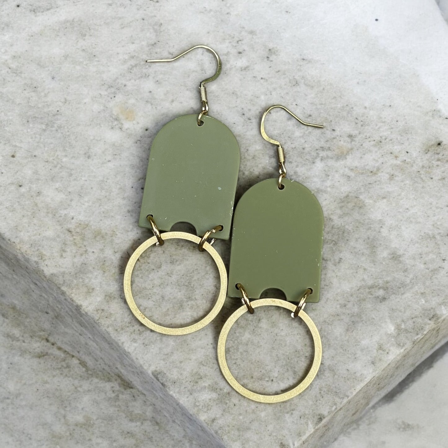 Boucles kaki et anneaux