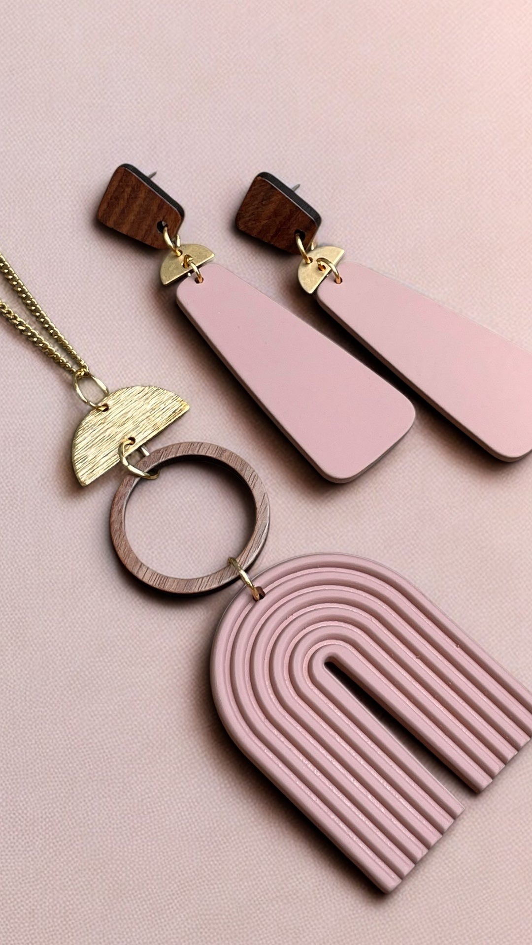 Le collier rose antique