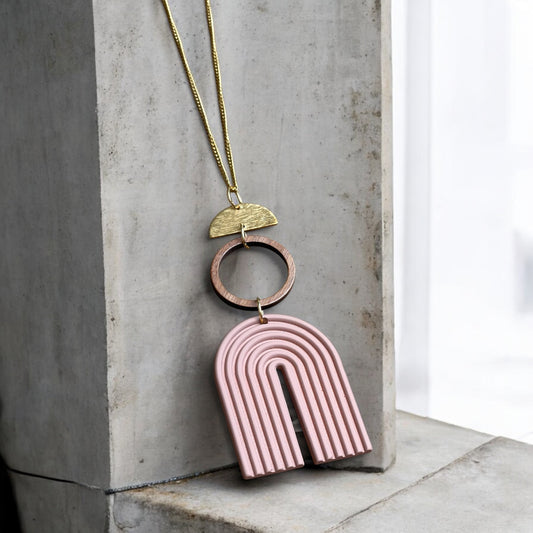 Le collier rose antique