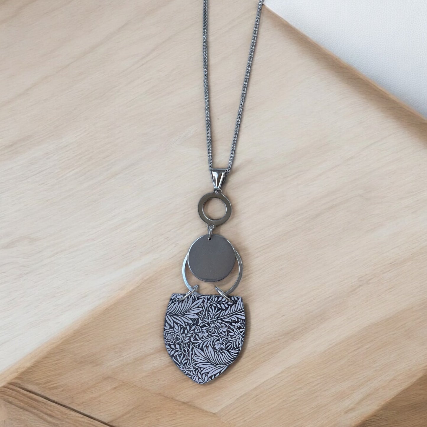 Le collier bohème gris