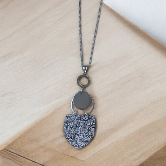 Le collier bohème gris