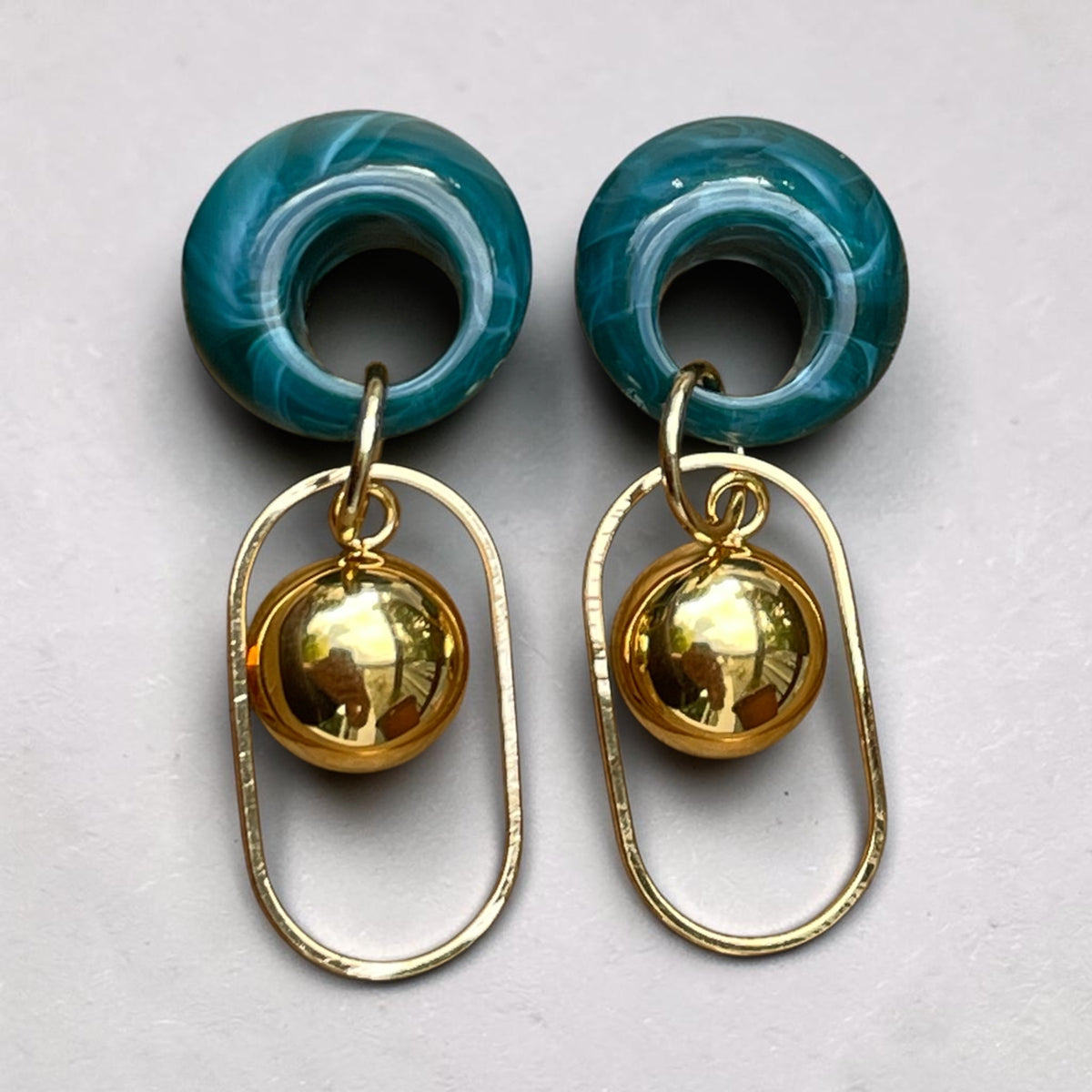 La boucle clous d’oreilles bleus