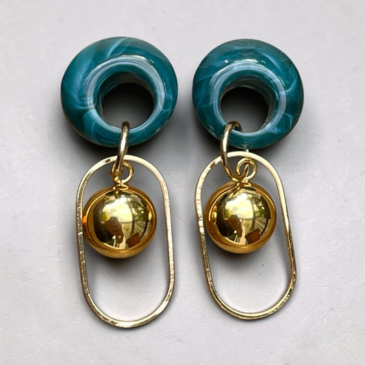 La boucle clous d’oreilles bleus